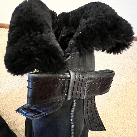 Black Uggs with leather bow - Picture 6 of 8
